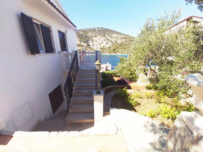 Apartments Carmen Vinišće Exterior foto