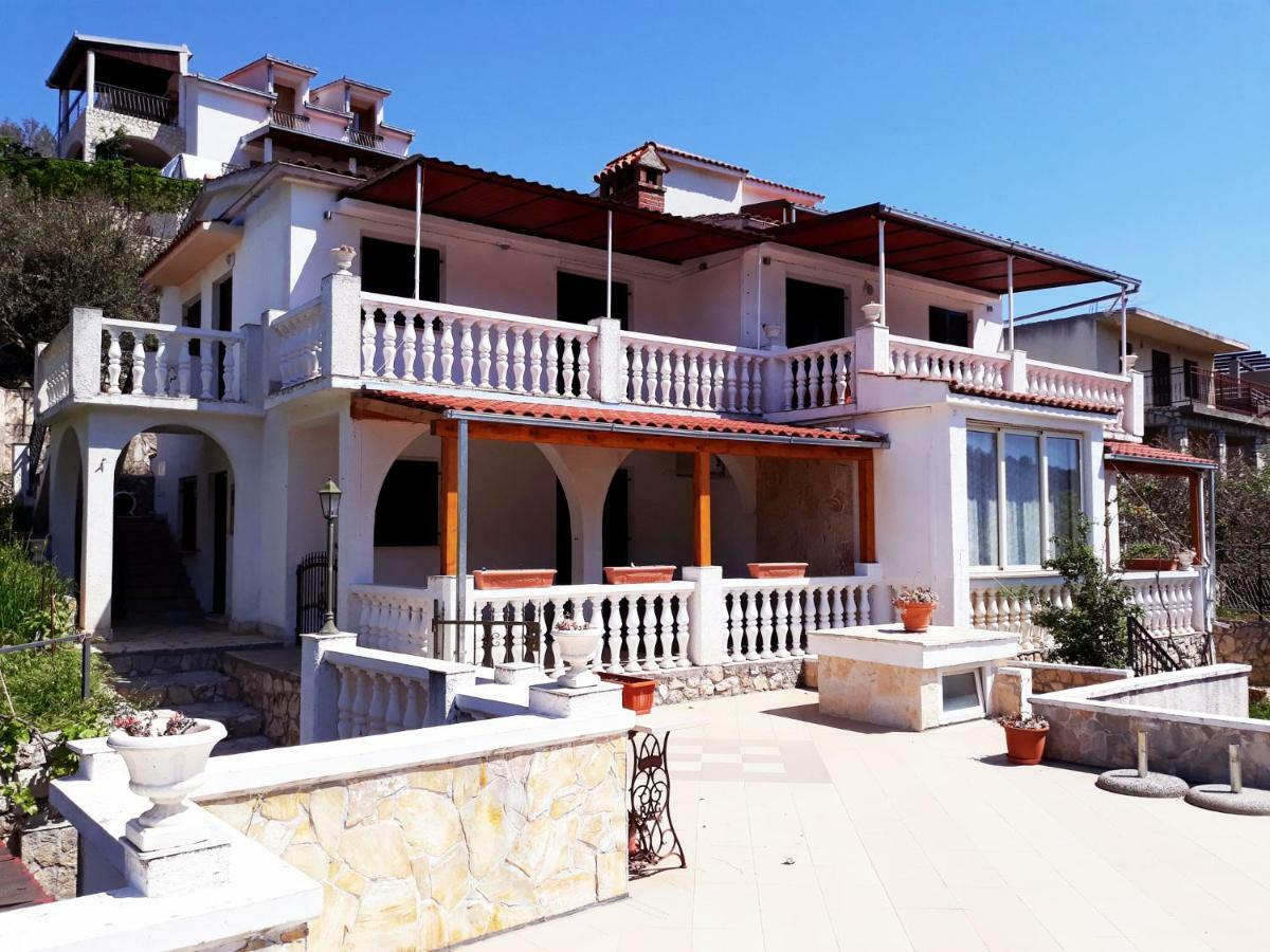 Apartments Carmen Vinišće Exterior foto